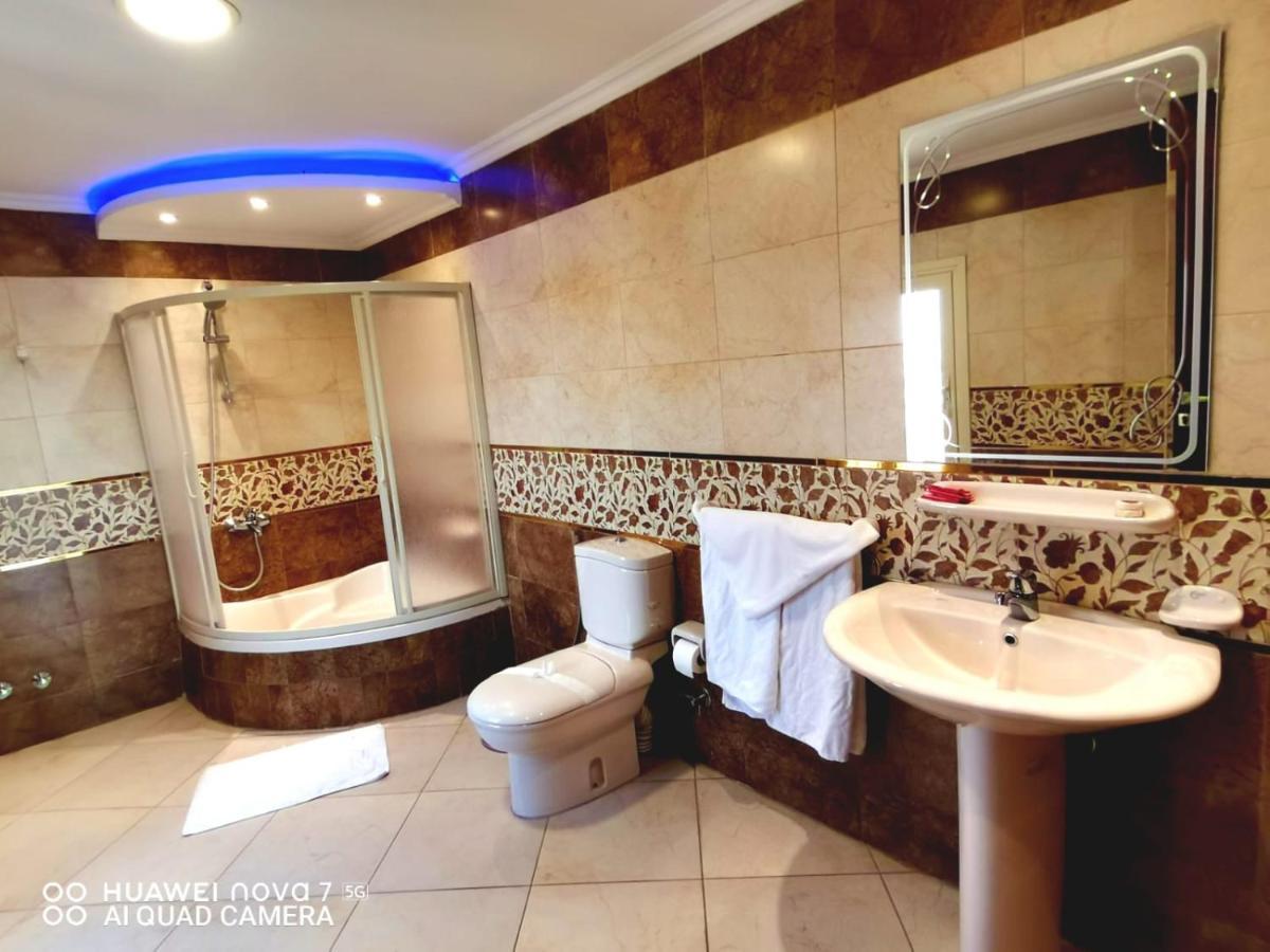 Pyramids Nile Tower Hotel Кайро Екстериор снимка